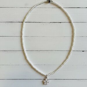 Dainty Mother of Pearl Choker Necklace with White Flower Pendant